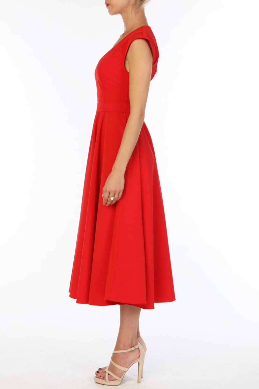 Красное платье с юбкой-солнце