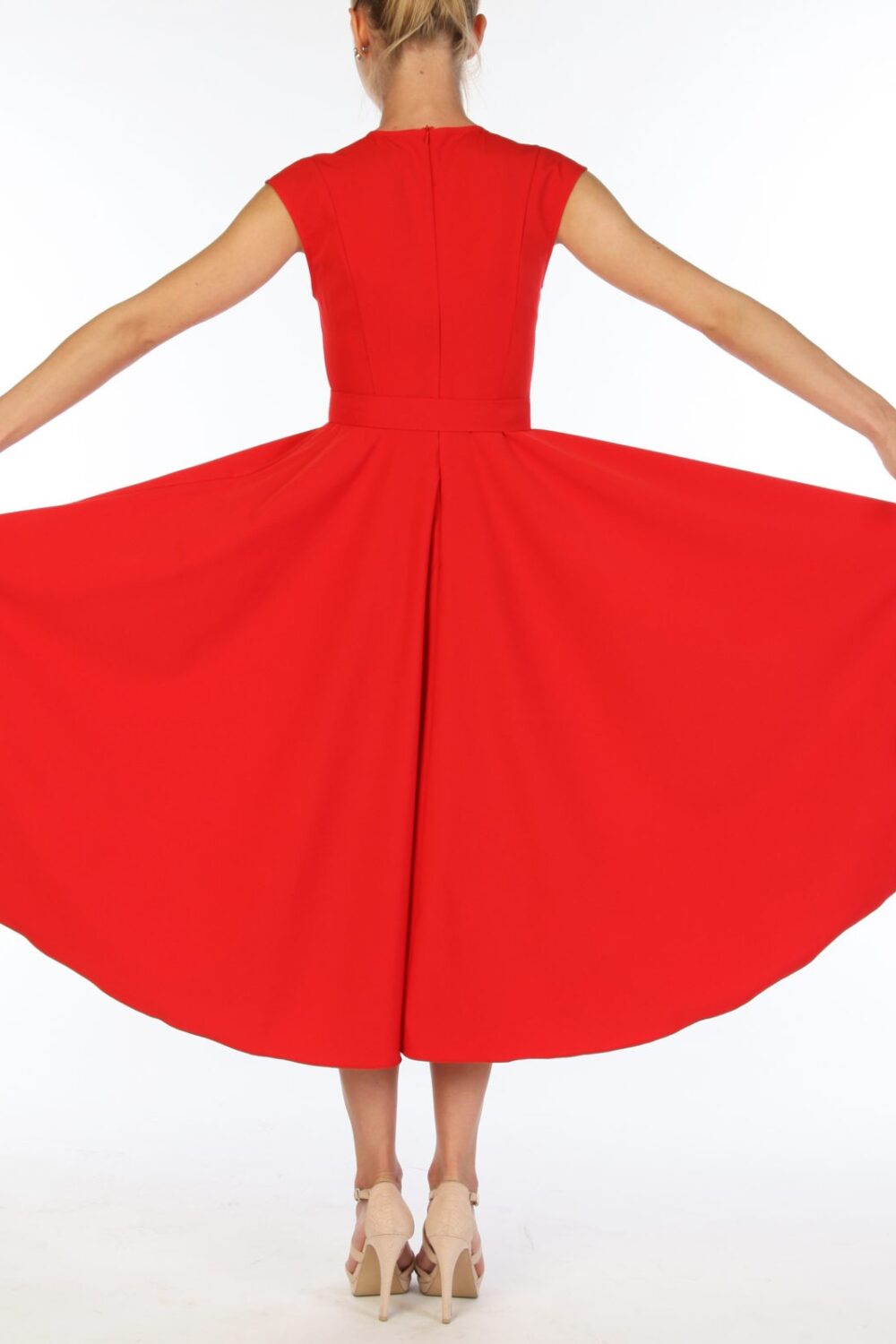 Красное платье с юбкой-солнце
