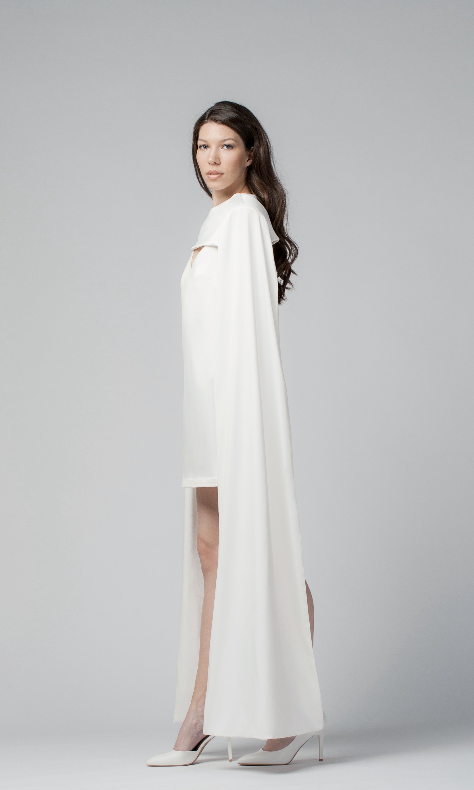 Белое платье мини с кейпом