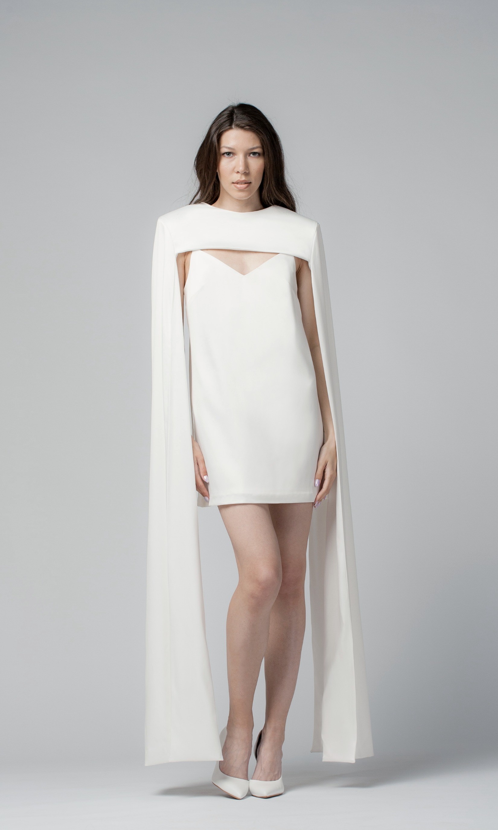 Белое платье мини с кейпом